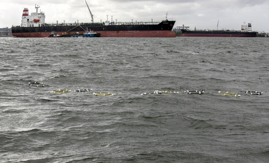 Porto faz simulação de vazamento de óleo na Baía de Paranaguá para testagem de sua capacidade de resposta