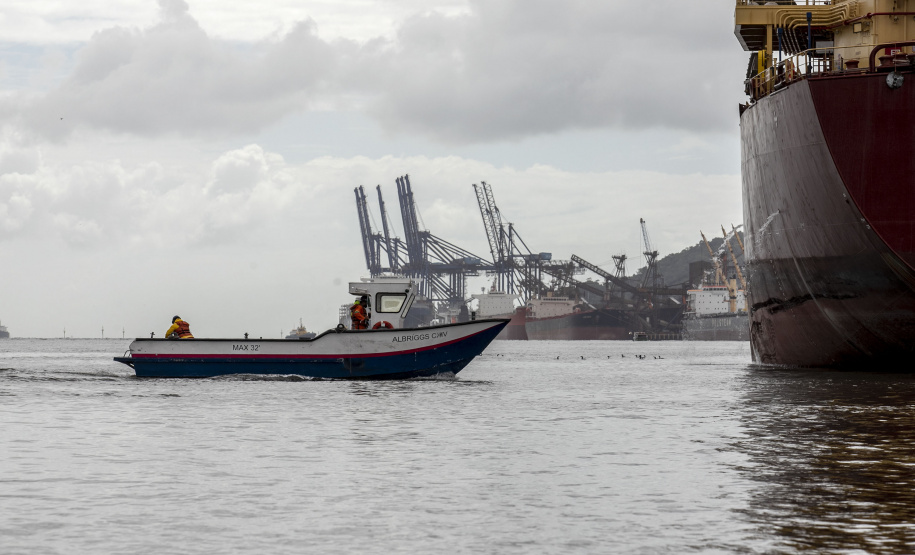 Porto faz simulação de vazamento de óleo na Baía de Paranaguá para testagem de sua capacidade de resposta