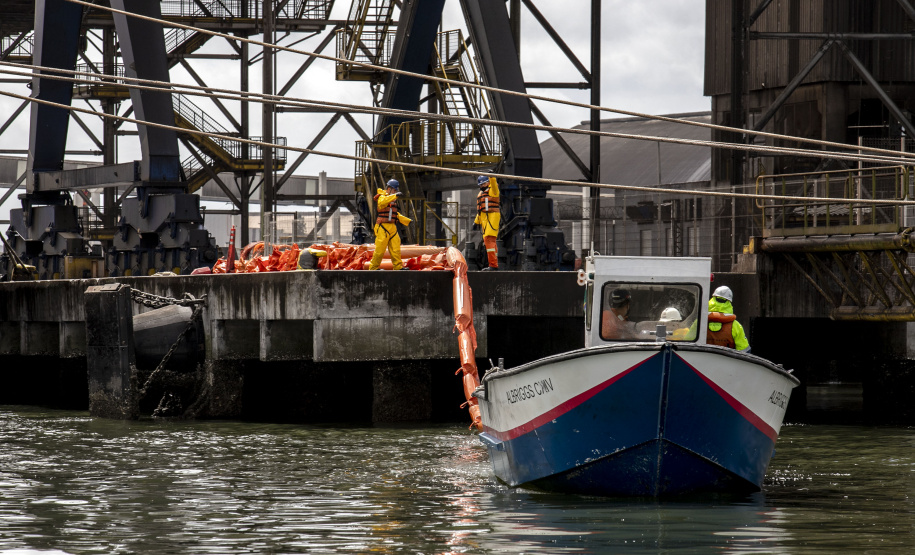 Porto faz simulação de vazamento de óleo na Baía de Paranaguá para testagem de sua capacidade de resposta