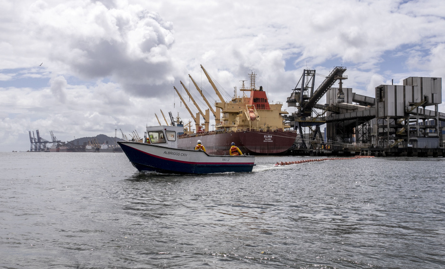 Porto faz simulação de vazamento de óleo na Baía de Paranaguá para testagem de sua capacidade de resposta