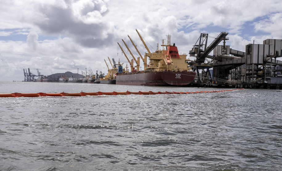 Porto faz simulação de vazamento de óleo na Baía de Paranaguá para testagem de sua capacidade de resposta