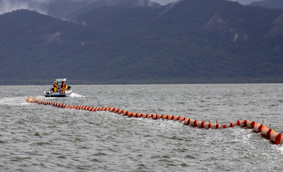 Porto faz simulação de vazamento de óleo na Baía de Paranaguá para testagem de sua capacidade de resposta