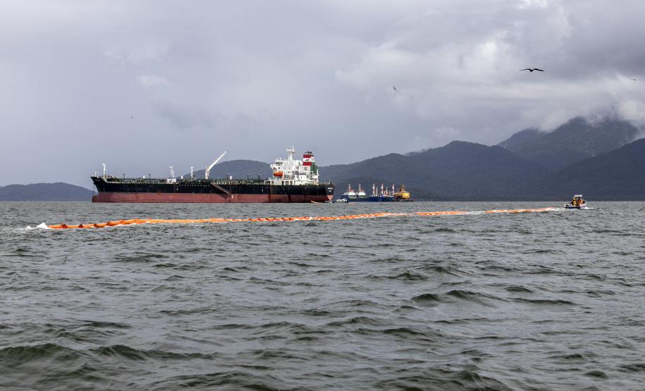 Porto faz simulação de vazamento de óleo na Baía de Paranaguá para testagem de sua capacidade de resposta