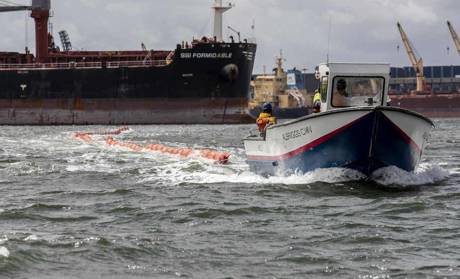 Porto faz simulação de vazamento de óleo na Baía de Paranaguá para testagem de sua capacidade de resposta