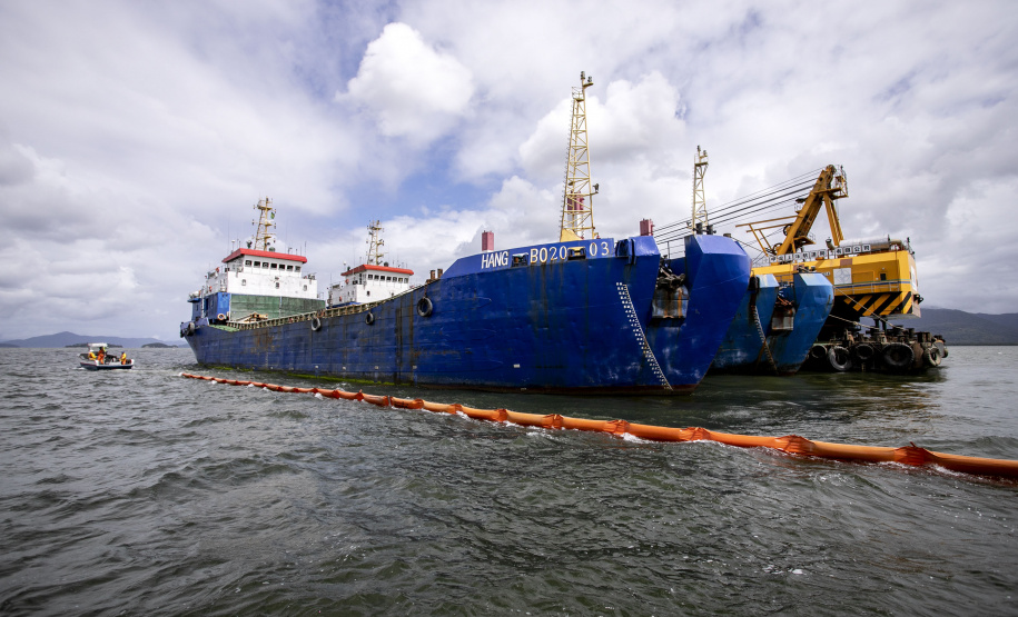 Porto faz simulação de vazamento de óleo na Baía de Paranaguá para testagem de sua capacidade de resposta