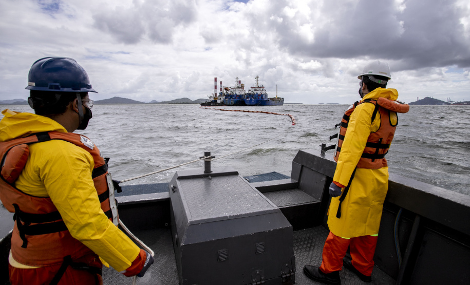 Porto faz simulação de vazamento de óleo na Baía de Paranaguá para testagem de sua capacidade de resposta