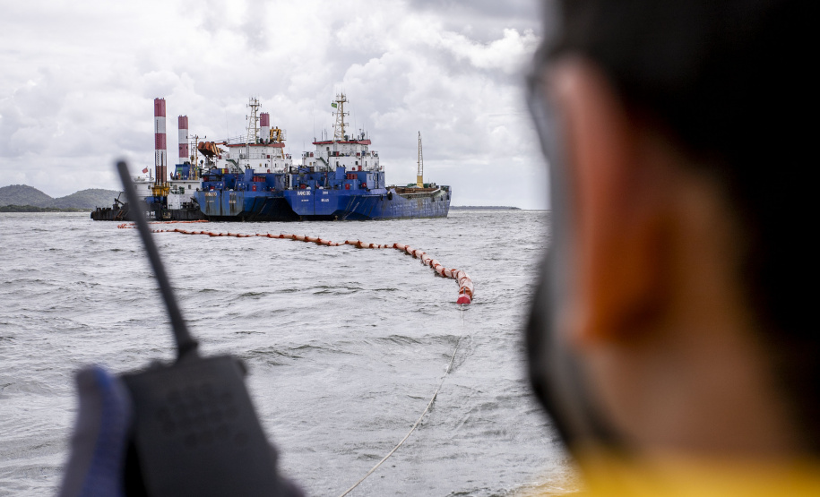 Porto faz simulação de vazamento de óleo na Baía de Paranaguá para testagem de sua capacidade de resposta