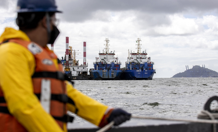 Porto faz simulação de vazamento de óleo na Baía de Paranaguá para testagem de sua capacidade de resposta