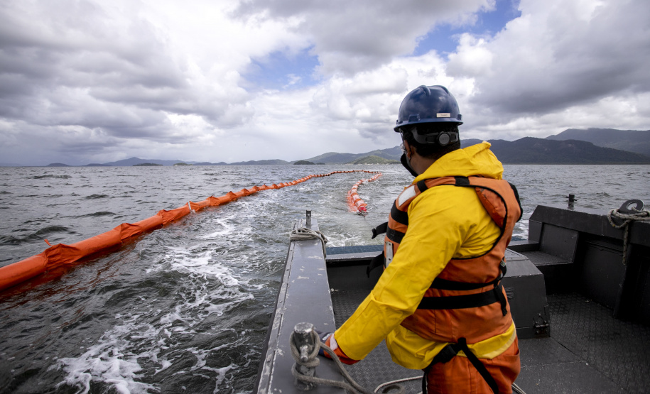 Porto faz simulação de vazamento de óleo na Baía de Paranaguá para testagem de sua capacidade de resposta