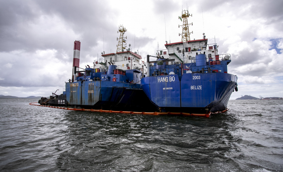 Porto faz simulação de vazamento de óleo na Baía de Paranaguá para testagem de sua capacidade de resposta