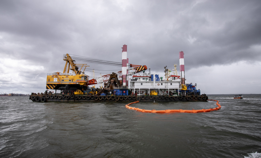 Porto faz simulação de vazamento de óleo na Baía de Paranaguá para testagem de sua capacidade de resposta