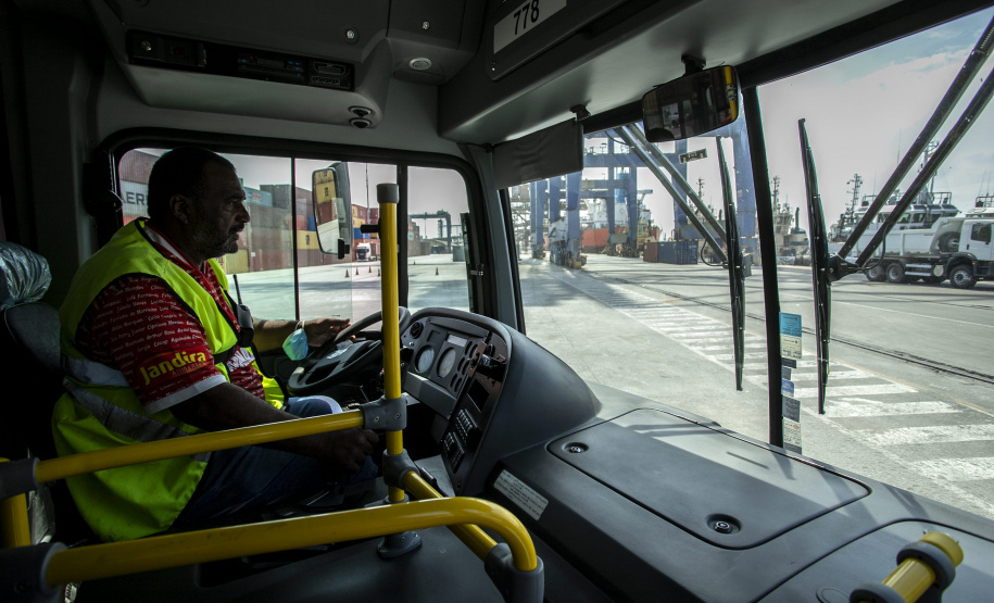 Em grande operação, Porto de Paranaguá embarca 154 ônibus para a Costa do Marfim