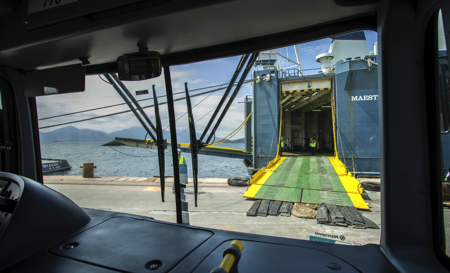 Em grande operação, Porto de Paranaguá embarca 154 ônibus para a Costa do Marfim
