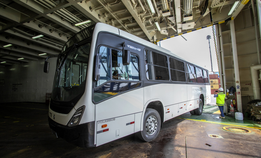 Em grande operação, Porto de Paranaguá embarca 154 ônibus para a Costa do Marfim
