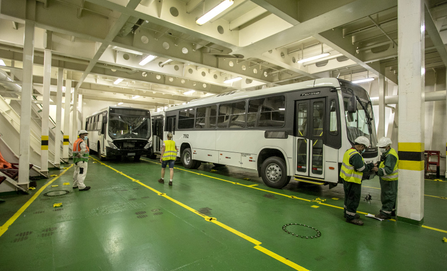Em grande operação, Porto de Paranaguá embarca 154 ônibus para a Costa do Marfim