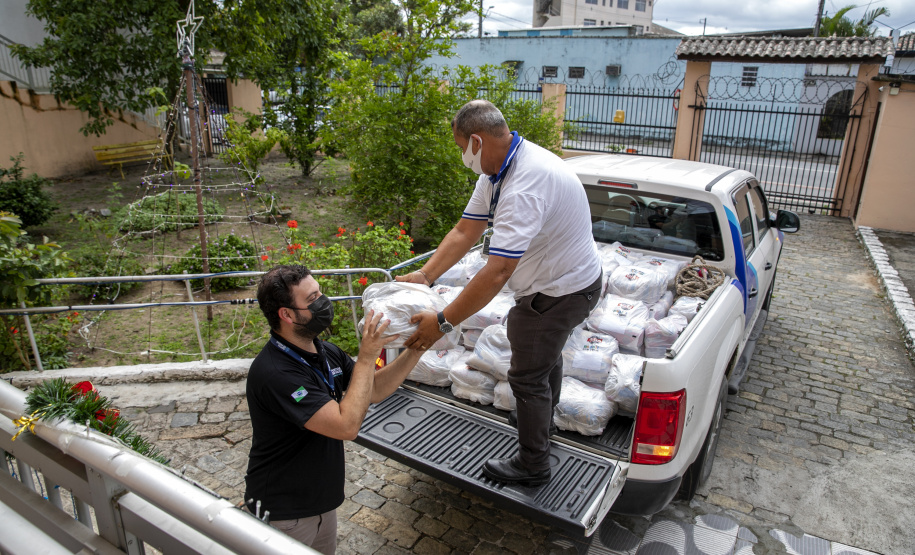 Em ação solidária de Natal, Portos do Paraná doa presentes e cestas básicas
