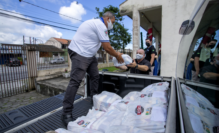 Em ação solidária de Natal, Portos do Paraná doa presentes e cestas básicas
