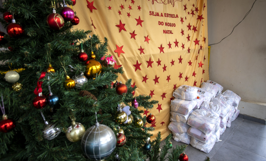 Em ação solidária de Natal, Portos do Paraná doa presentes e cestas básicas