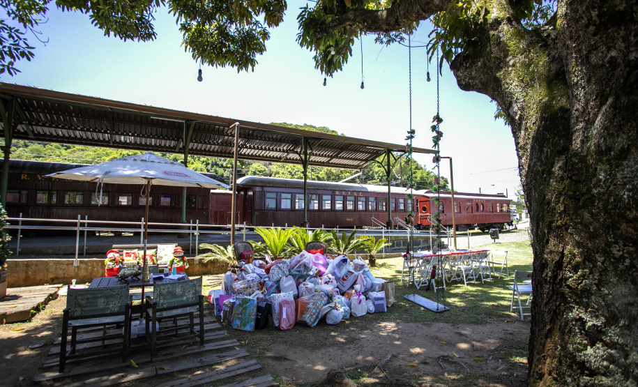 Em ação solidária de Natal, Portos do Paraná doa presentes e cestas básicas