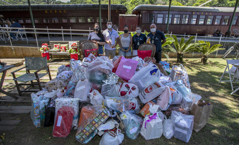Em ação solidária de Natal, Portos do Paraná doa presentes e cestas básicas