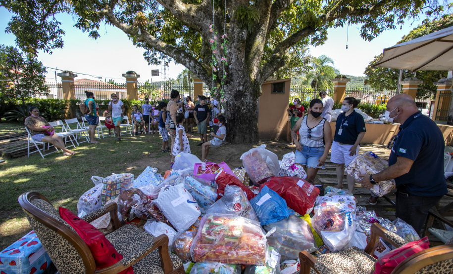 Em ação solidária de Natal, Portos do Paraná doa presentes e cestas básicas