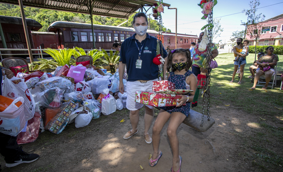 Em ação solidária de Natal, Portos do Paraná doa presentes e cestas básicas