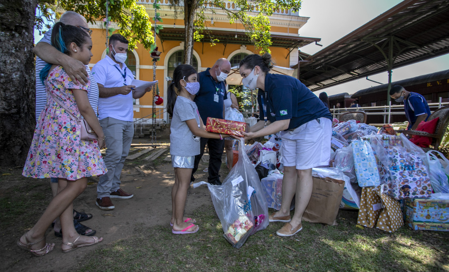 Em ação solidária de Natal, Portos do Paraná doa presentes e cestas básicas