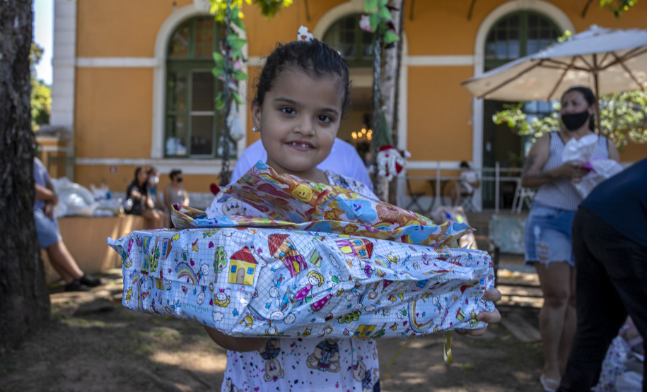Em ação solidária de Natal, Portos do Paraná doa presentes e cestas básicas