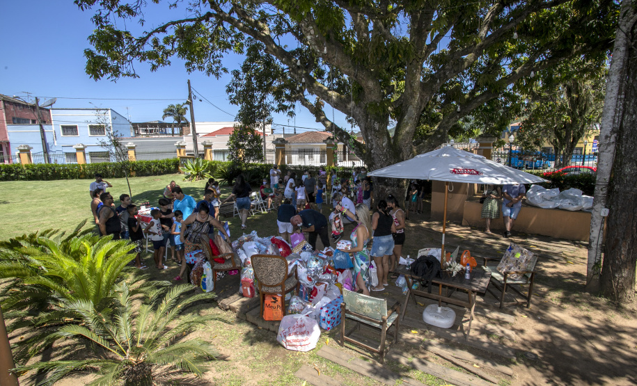 Em ação solidária de Natal, Portos do Paraná doa presentes e cestas básicas