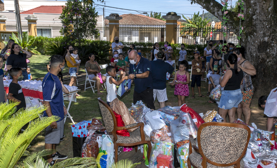 Em ação solidária de Natal, Portos do Paraná doa presentes e cestas básicas