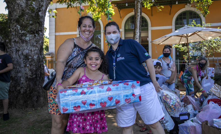 Em ação solidária de Natal, Portos do Paraná doa presentes e cestas básicas