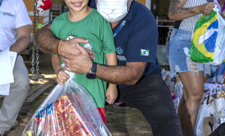 Em ação solidária de Natal, Portos do Paraná doa presentes e cestas básicas