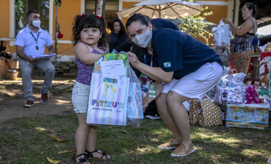 Em ação solidária de Natal, Portos do Paraná doa presentes e cestas básicas