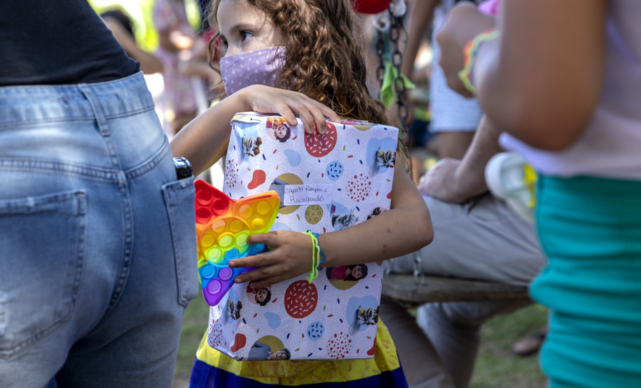 Em ação solidária de Natal, Portos do Paraná doa presentes e cestas básicas