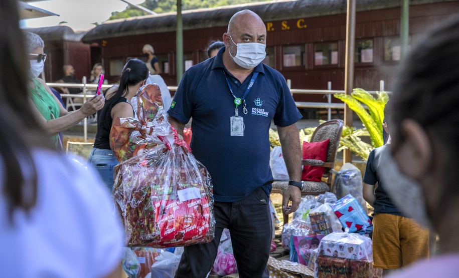 Em ação solidária de Natal, Portos do Paraná doa presentes e cestas básicas