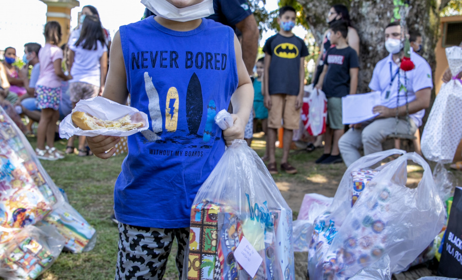 Em ação solidária de Natal, Portos do Paraná doa presentes e cestas básicas