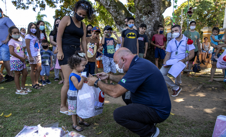 Em ação solidária de Natal, Portos do Paraná doa presentes e cestas básicas