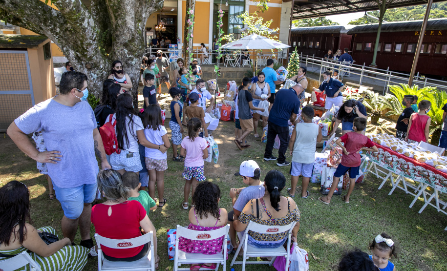 Em ação solidária de Natal, Portos do Paraná doa presentes e cestas básicas
