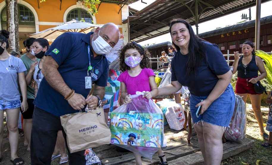 Em ação solidária de Natal, Portos do Paraná doa presentes e cestas básicas