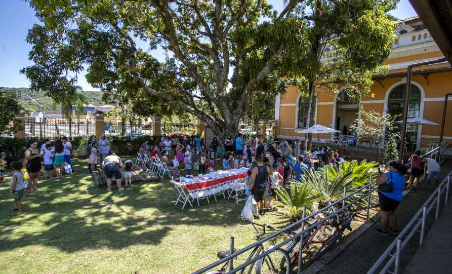 Em ação solidária de Natal, Portos do Paraná doa presentes e cestas básicas