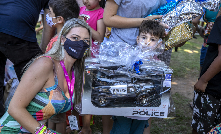 Em ação solidária de Natal, Portos do Paraná doa presentes e cestas básicas