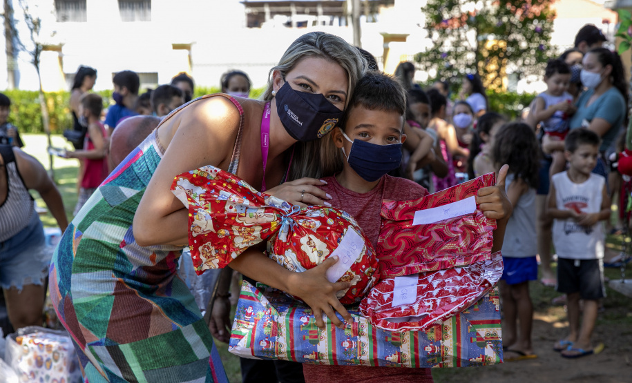 Em ação solidária de Natal, Portos do Paraná doa presentes e cestas básicas