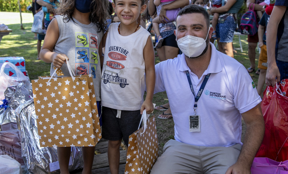 Em ação solidária de Natal, Portos do Paraná doa presentes e cestas básicas