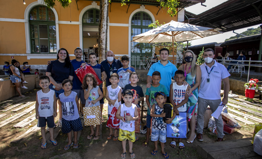 Em ação solidária de Natal, Portos do Paraná doa presentes e cestas básicas