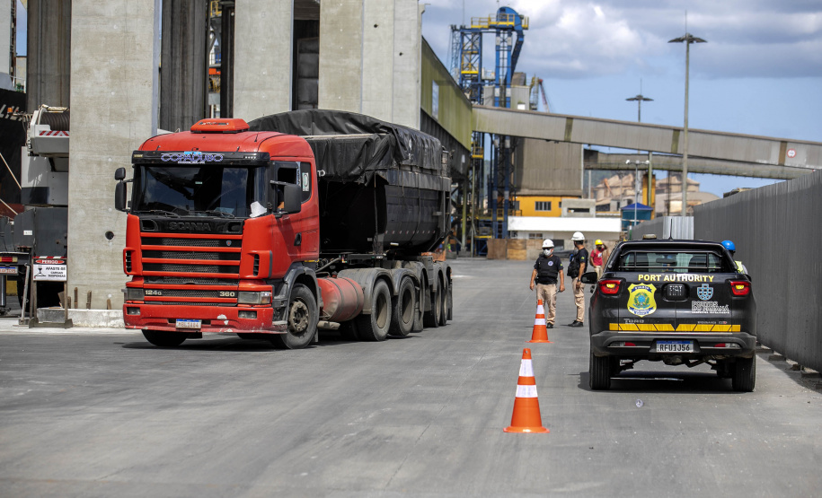 Guarda Portuária do Paraná é pioneira na utilização de cães de faro