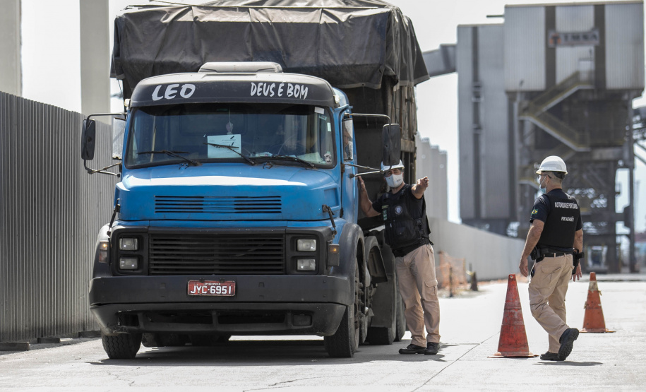 Guarda Portuária do Paraná é pioneira na utilização de cães de faro