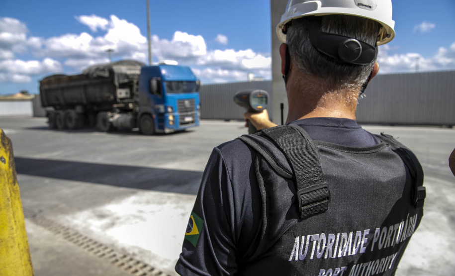 Guarda Portuária do Paraná é pioneira na utilização de cães de faro