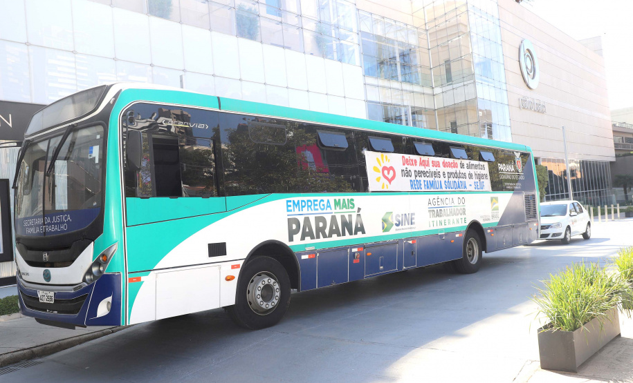 O ônibus itinerante da Agência do Trabalhador de Curitiba estará percorrendo nas próximas duas semanas os bairros da capital paranaense levando oportunidade de emprego.