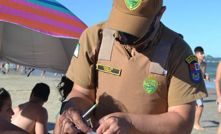 Aumento de ações preventivas da PM refletem na redução de crimes e de drogas apreendidas na primeira semana do Verão Paraná Viva a Vida, na Costa Leste