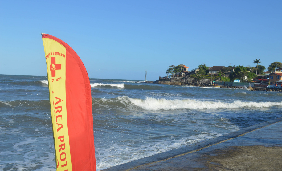 Corpo de Bombeiros fazem 126 salvamentos em oito dias de trabalho nas praias da Costa Leste do Paraná
